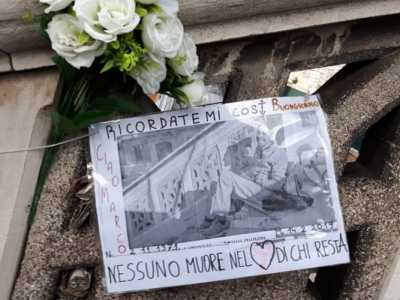 La notizia si � saputa solo oggi, quando il suo amico Simone ha posto dei fiori su quelle scalette che per Marco hanno rappresentato quasi una casa, per tutti i 6 anni in cui ha vissuto a Bari. Accanto l�uomo ha lasciato anche una foto e un bigliettino con su scritto: �Ricordatemi cos�. Nessuno muore nel cuore di chi resta�